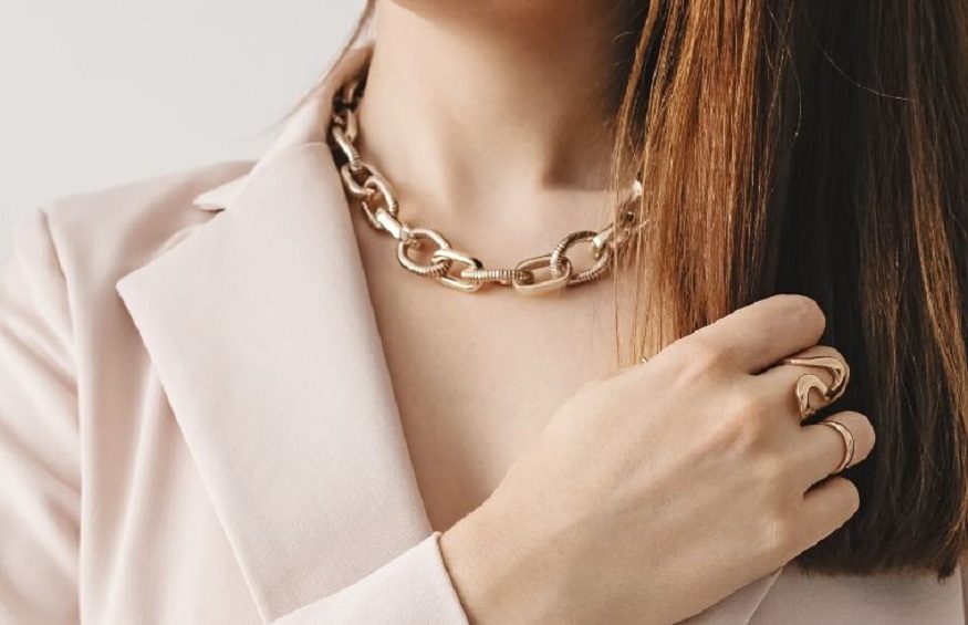 Proper Way of Wearing Statement Necklaces